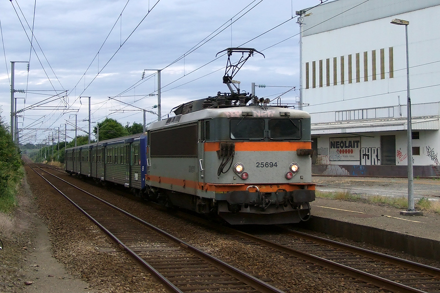 En provenance de Saint Brieuc, voici la BB 25694 + RRR qui va faire une hâlte à Yffiniac le 02.07.2008.jpg